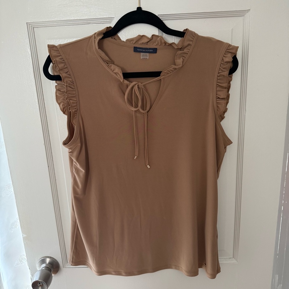 Tommy Hilfiger:Tan Sleeveless Ruffle Top